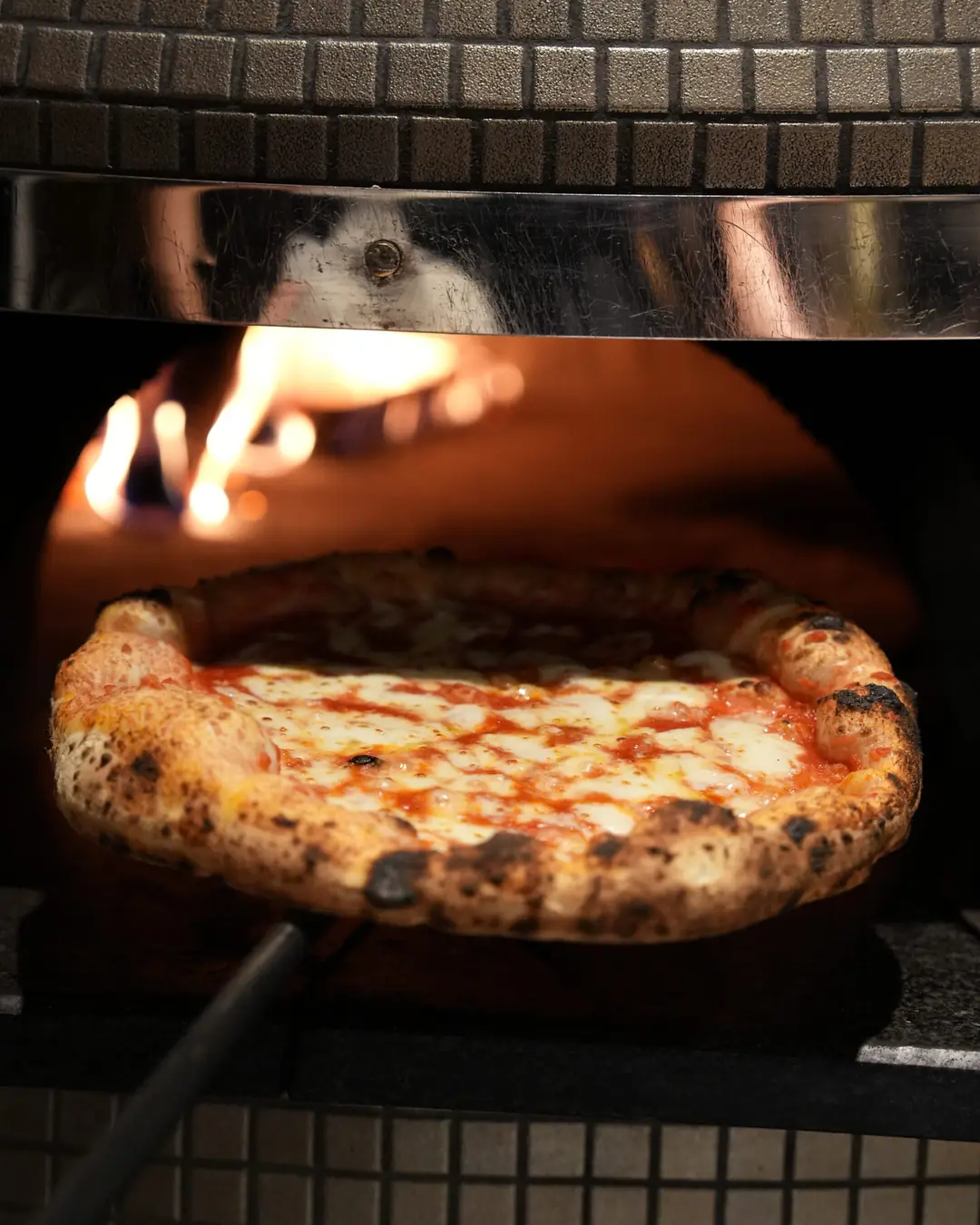 Una pizza nel forno a legna di Matusa